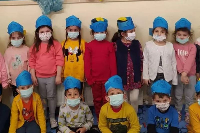 Minik ögrenciler Gelecek Için Tasarrufu Seçin adli projeye imza atti