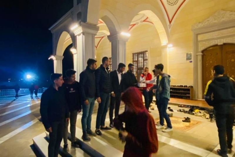 Kilis Ülkü Ocaklari lokum dagitti