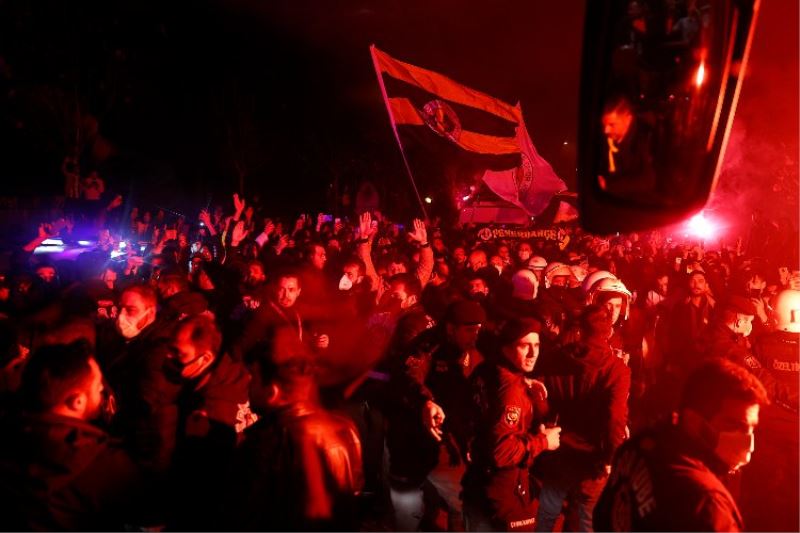 Fenerbahçeli taraftarlardan coskulu karsilama
