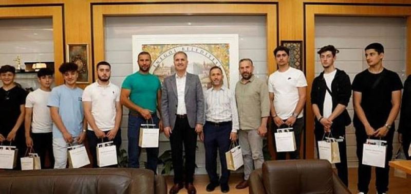 Ingiltere’de Yasayan Türk Ögrenciler, Kültürlerini Ögreniyor