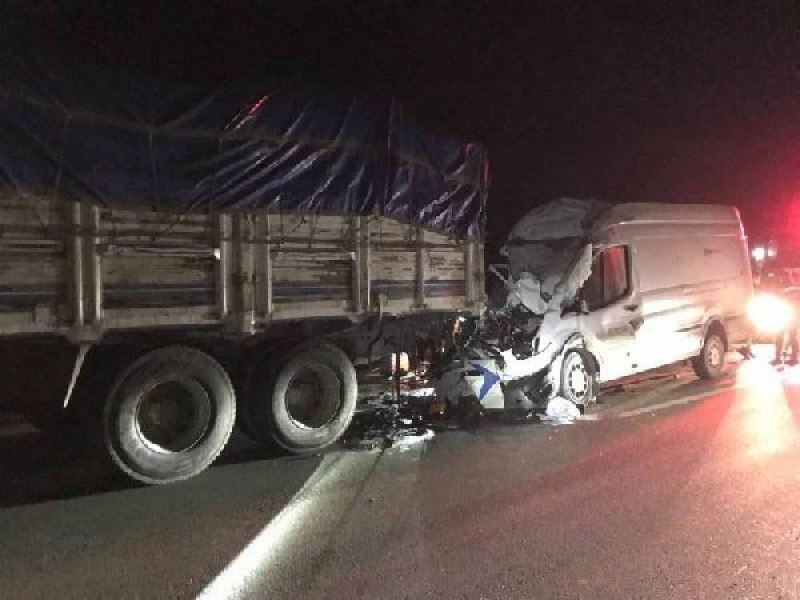 Kamyona çarpan minibüs sürücüsü vefat etti