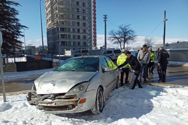 Iki aracin çarpistigi kazada 1 kisi yaralandi