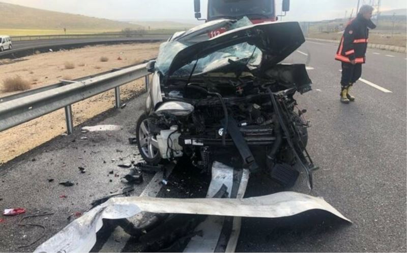 TIR’la otomobil çarpisti: Baba ile oglu can verdi