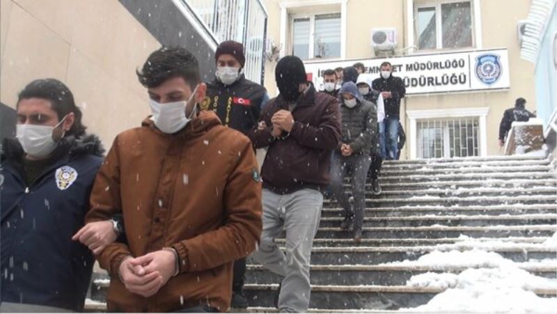 Tam 38 otomobil çaldilar: Kurtça çetesi yakalandi