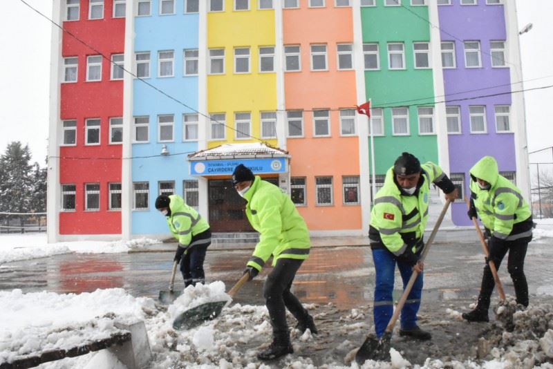 OKUL BAHÇELERI ÖGRENCILER IÇIN TEMIZLENDI