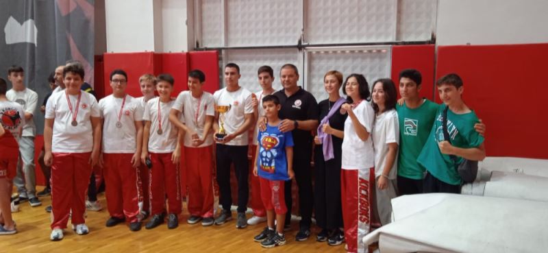 Çagri Spor Merkezi Takim halinde Kick Boks Ege Bölge sampiyonu...