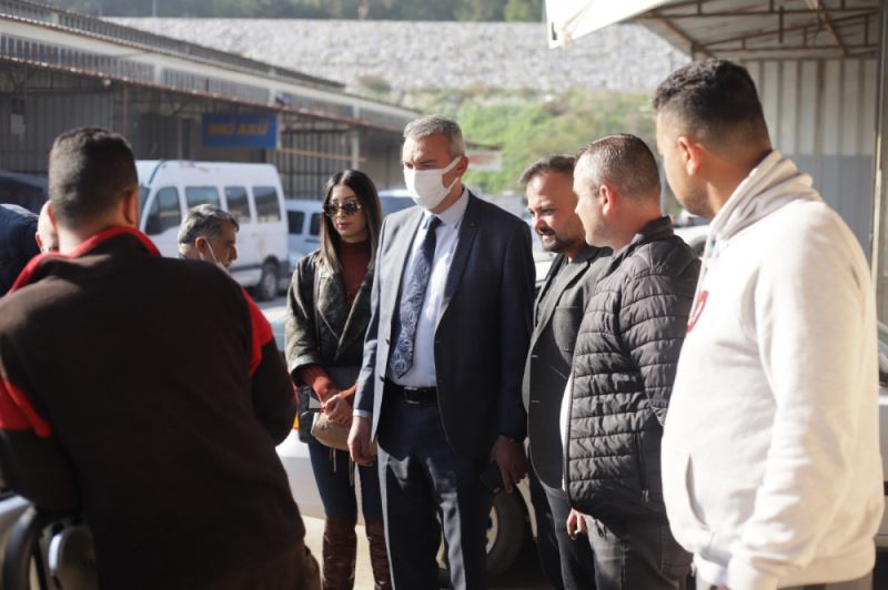 Özün,  Esnafi Dinliyor