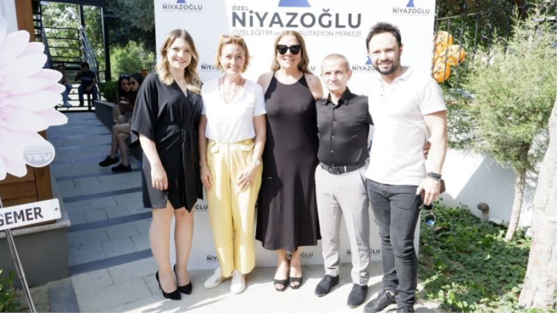 Ünlü isimler Izmir’de açilista bulustu